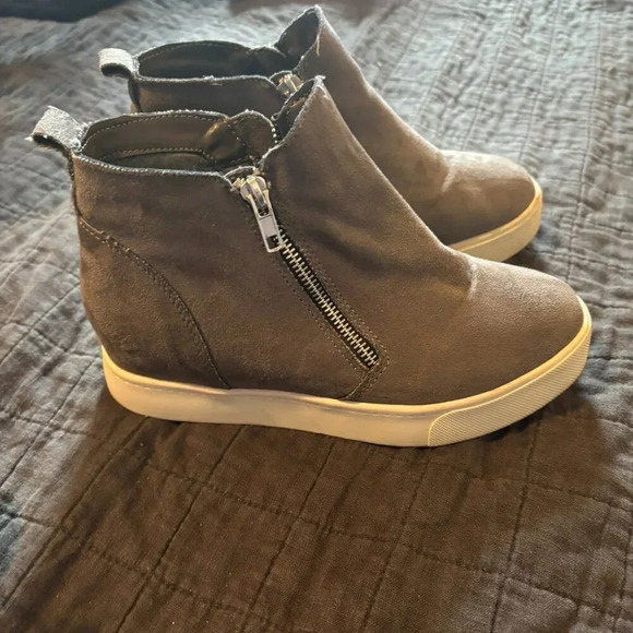 Soda Hidden Wedge Faux‎ Suede Sneaker Booties Size 7 - Picture 1 of 6
